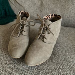 QUPID size 7 Suede booties